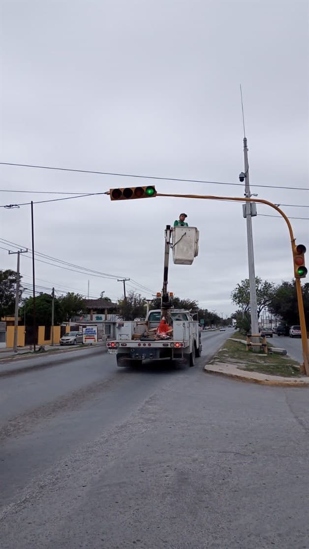 Rehabilitan semáforos averiados en zonas sensibles