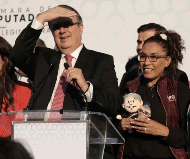 Reciben diputados a Ebrard con mariachi y marcelitos Reciben diputados a Ebrard con mariachi y marcelitos