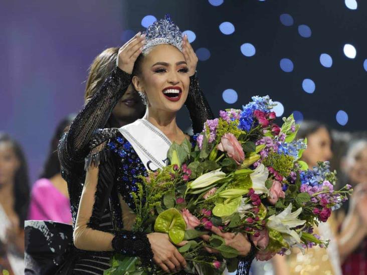 Renuncia a su corona como Miss EU Renuncia a su corona como Miss EU