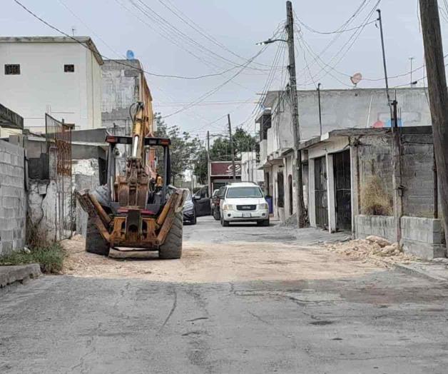 Retira INE escombros de callejón
