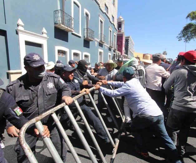 Manifestantes contra verificación irrumpen cerco a Casa Aguayo