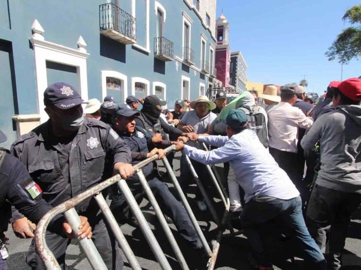 Manifestantes contra verificación irrumpen cerco a Casa Aguayo Manifestantes contra verificación irrumpen cerco a Casa Aguayo