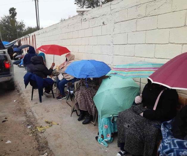 Hacen fila en busca de cupo en escuela