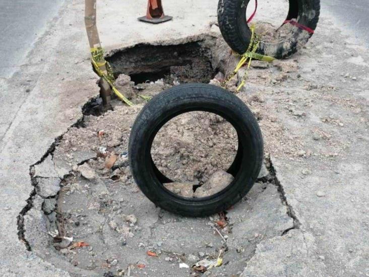 Aparece socavón de tres metros de extensión Aparece socavón de tres metros de extensión