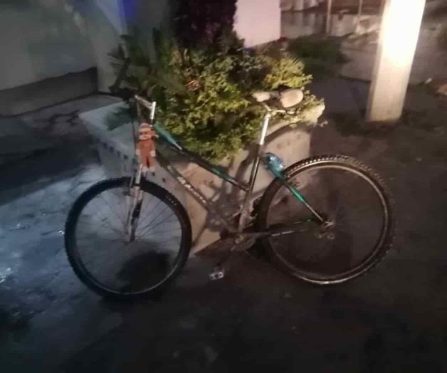 Ciclista es embestido a causa de su imprudencia Ciclista es embestido a causa de su imprudencia