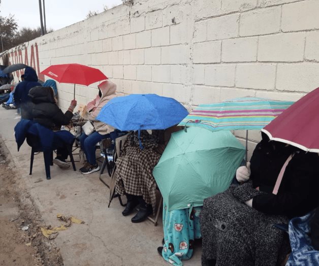 Soportan frío por una ‘ficha’