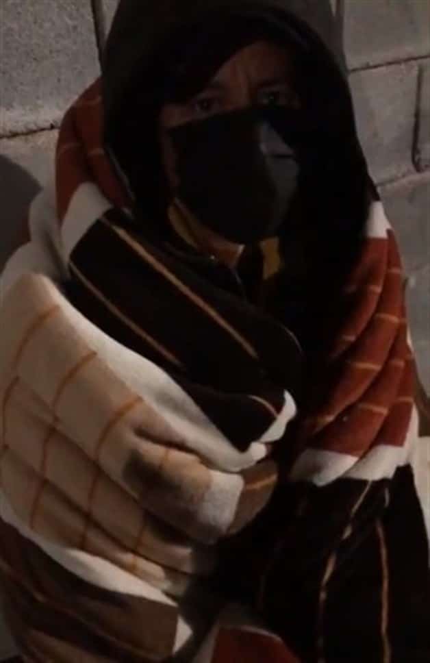 Aguantan inclemencias del tiempo para obtener ficha en escuela