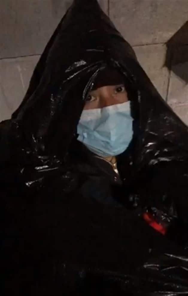 Aguantan inclemencias del tiempo para obtener ficha en escuela Aguantan inclemencias del tiempo para obtener ficha en escuela