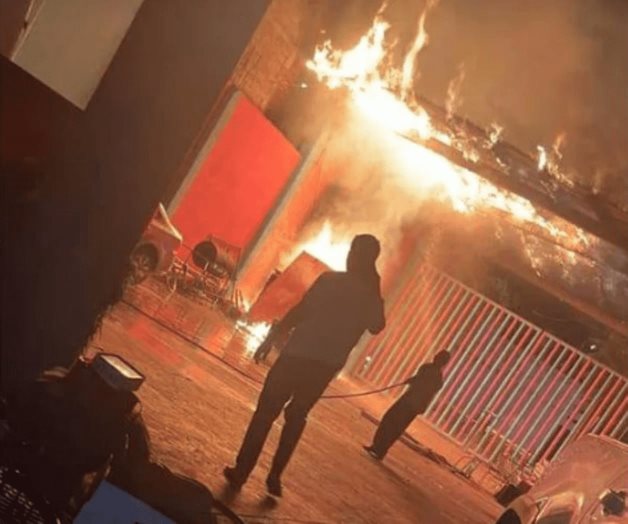 Comando irrumpe en Tuzantla; deja vivienda y vehículos incendiados