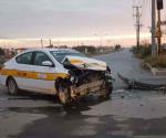 Provoca accidente vial al invadir carril