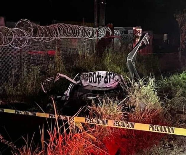 Choca taxi contra barandal; un muerto y 5 lesionados