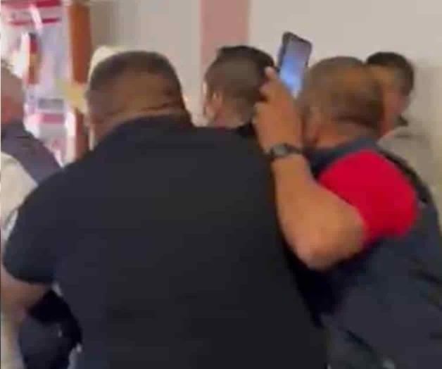 Se cuela a mitin de Ricardo Mejía y lo llama corrupto