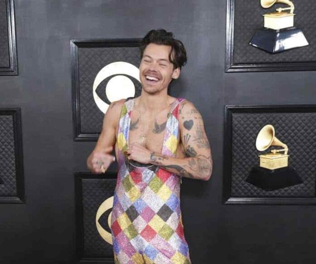 Personalidades desfilan por la alfombra roja de los Premios Grammy