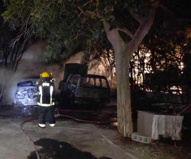 Se incendian dos vehículos estacionados en Las Américas