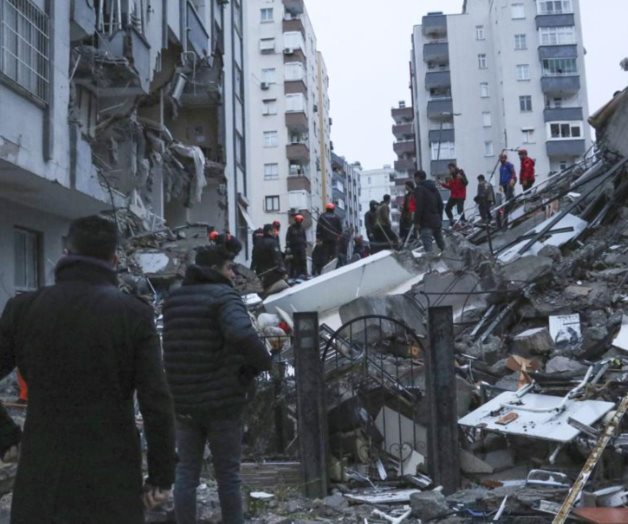 Mueren más de 2,300 personas por terremoto en Turquía y Siria
