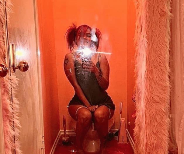 Posa en su baño y desata comentarios