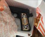 Intentaba introducir pistola en bolsa de Whataburger