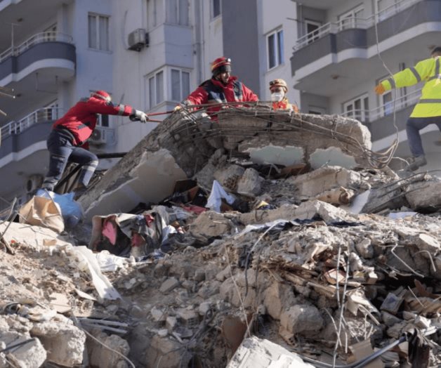 Suman 5300 muertos por sismo en Turquía y Siria