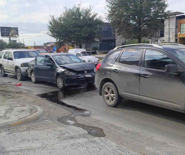 Causa carambola al pegar por atrás