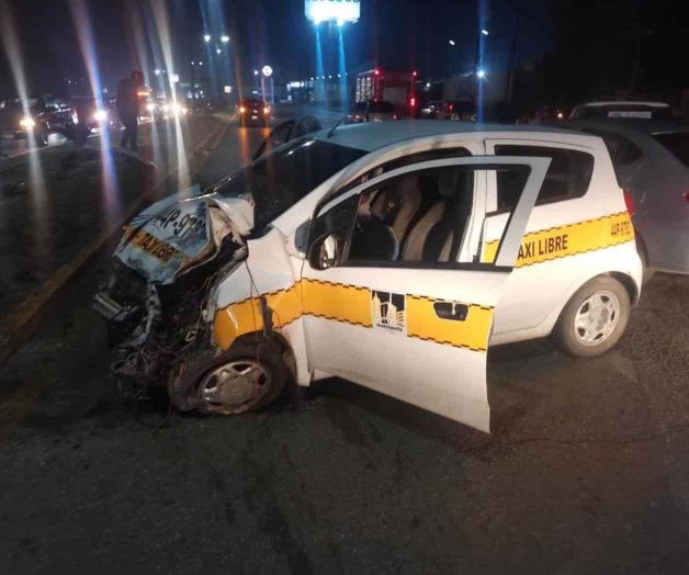 Taxi choca de frente al brincar camellón Taxi choca de frente al brincar camellón