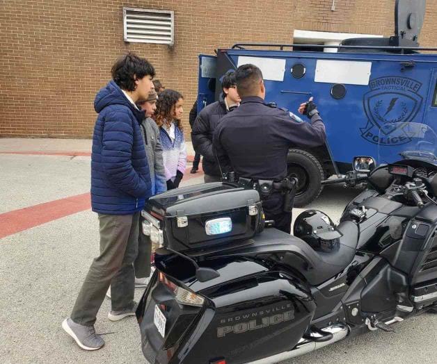 Jóvenes Scouts visitan el Departamento de Policía