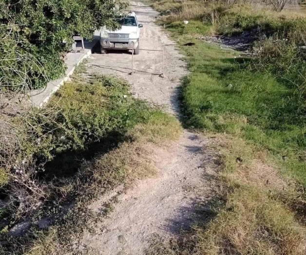 Montículo de tierra obstruye paso en calle