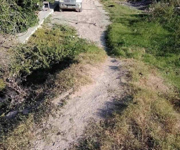 Obstruyen la vialidad con montones de tierra