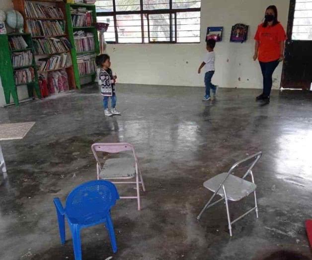 Niños tienen de pie clases de preescolar