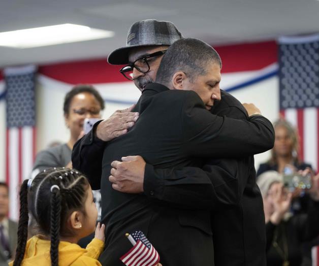 Se naturalizan veteranos que fueron deportados