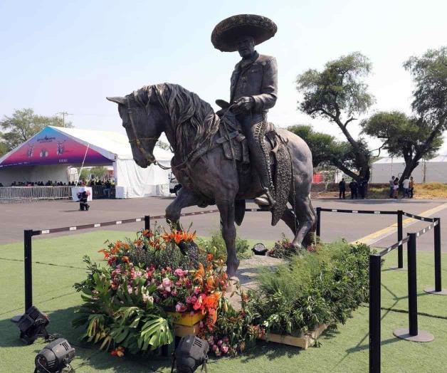 Develan estatua de Vicente Fernández en Los Ángeles