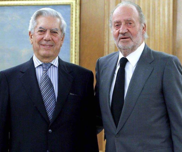 Reaparece en ceremonia de Vargas Llosa