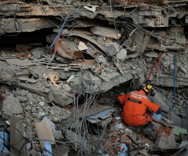 Reportan más de 100 detenidos por derrumbe de edificios en Turquía