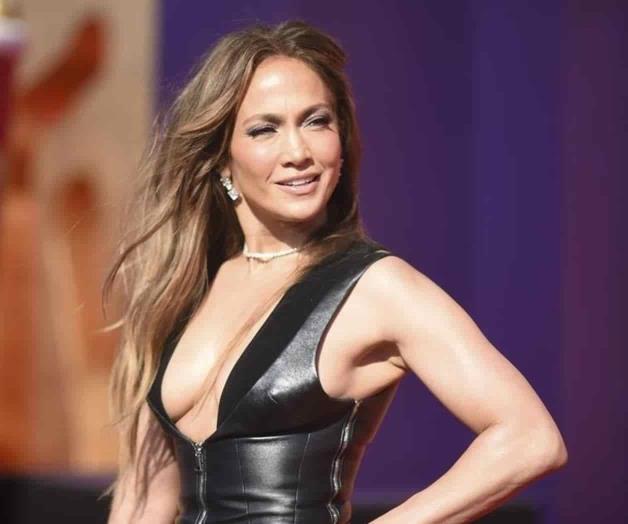 Posa Jennifer Lopez en lencería para festejar San Valentín