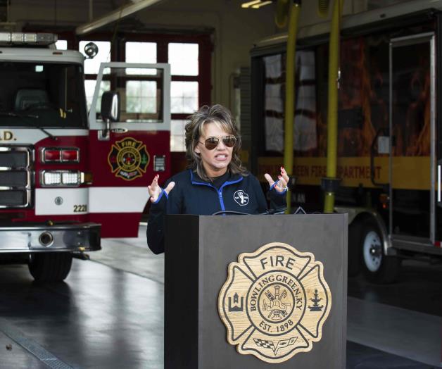 Dejan a niño en caja para bebés Dejan a niño en caja para bebés