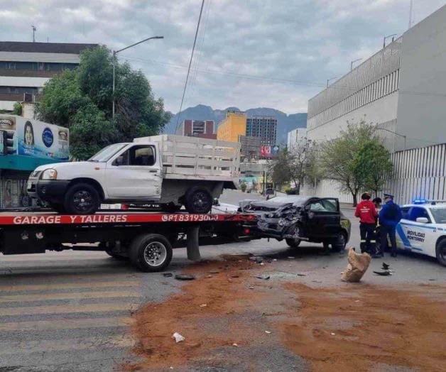 Se pasa rojo y causa carambola Monterrey Se pasa rojo y causa carambola Monterrey