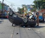 Por ir a exceso de velocidad pierde control y vuelca