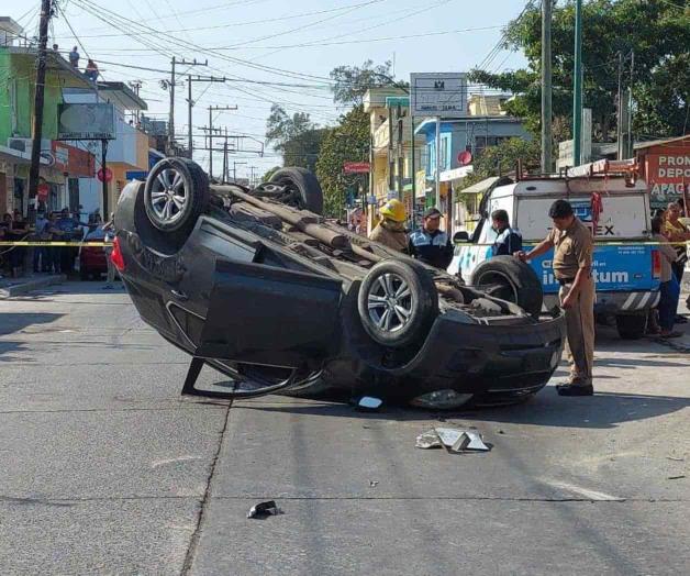 Por ir a exceso de velocidad pierde control y vuelca