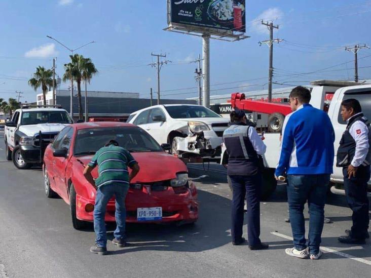 Víctima de su imprudencia impacta auto contra camioneta Víctima de su imprudencia impacta auto contra camioneta