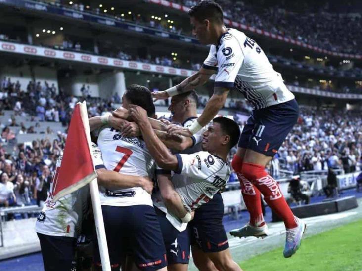 Rayados a la cima tras vencer 2-0 a Querétaro Rayados a la cima tras vencer 2-0 a Querétaro