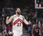 Poeltl consigue 30 puntos; Raptors derrotan al Magic