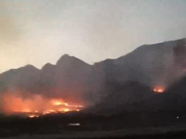Utilizan maquinaria pesada en combate a incendio forestal Utilizan maquinaria pesada en combate a incendio forestal