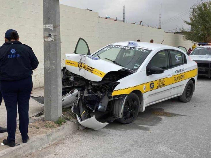 Choca taxi contra poste; chofer dice lo ’cerraron’ Choca taxi contra poste; chofer dice lo ’cerraron’