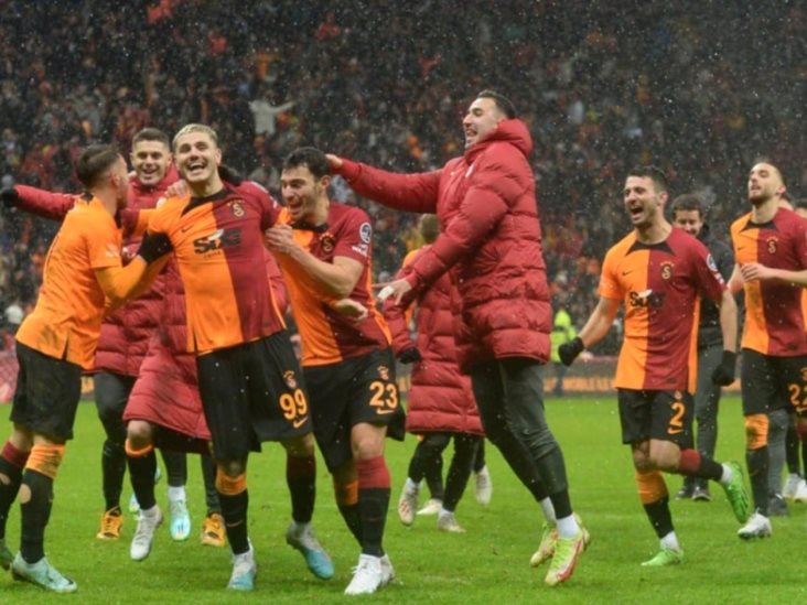 Futbolistas del Galatasaray donan salarios para víctimas de sismo Futbolistas del Galatasaray donan salarios para víctimas de sismo