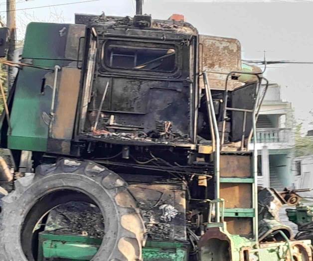 Arde trilladora en un taller mecánico