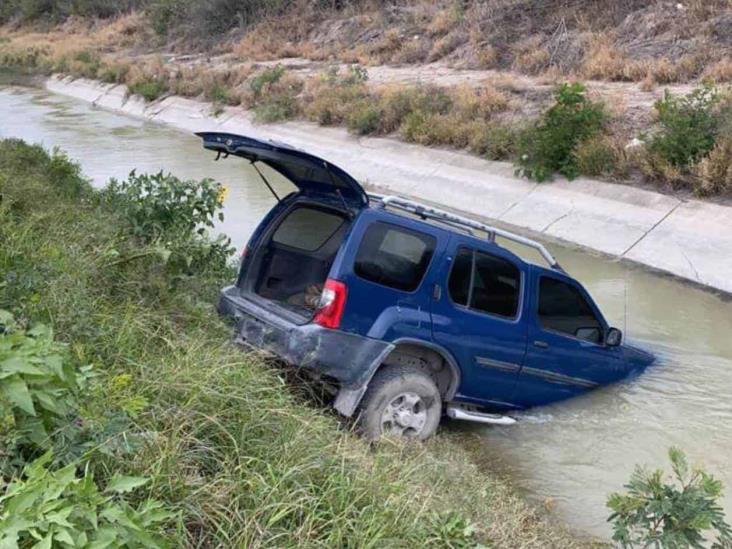 Choca y se proyecta camioneta a canal; hay dos heridos Choca y se proyecta camioneta a canal; hay dos heridos