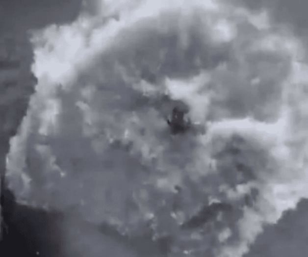 Desnudan y avientan a presunto ladrón a canal de aguas negras