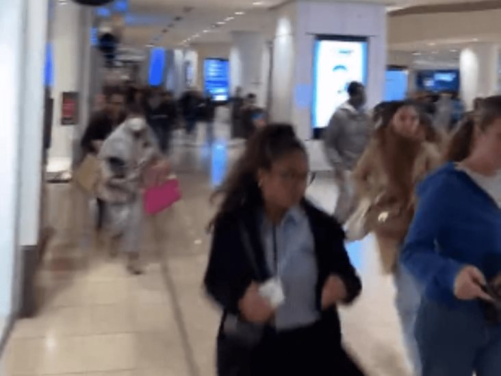 Suicidio causa pánico en centro comercial de París Suicidio causa pánico en centro comercial de París
