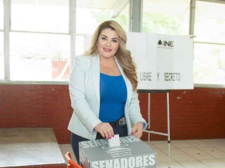 Alcaldesa acude a emitir su voto Alcaldesa acude a emitir su voto