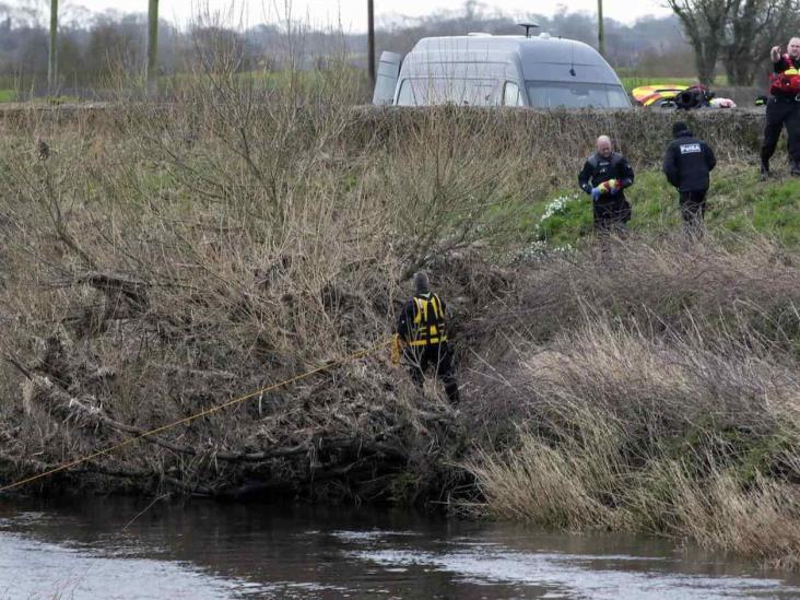 Hallan cadáver en río británico Hallan cadáver en río británico