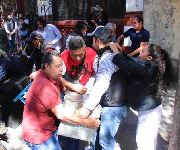 Protestan en casa de Sandra Cuevas